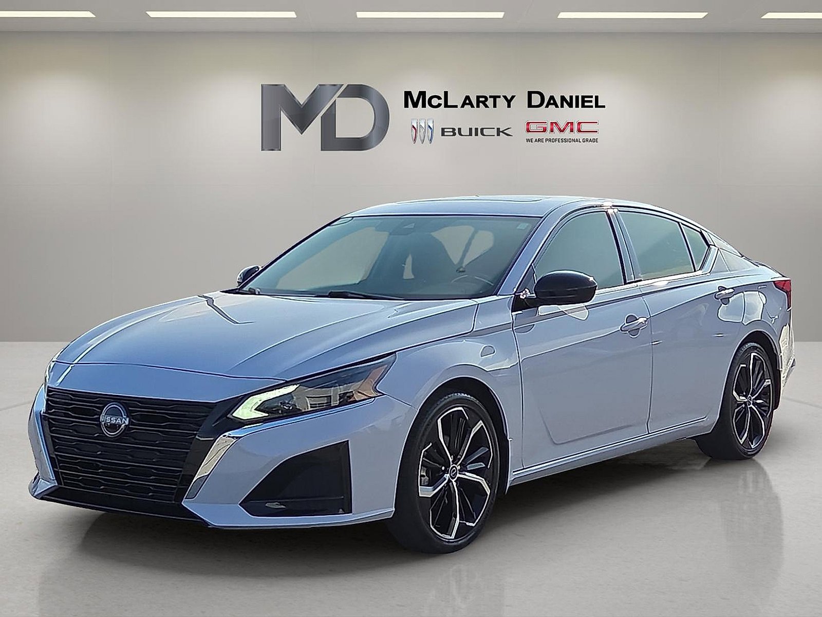 Used 2023 Nissan Altima 2.5 SR w/ SR Premium Package image 2