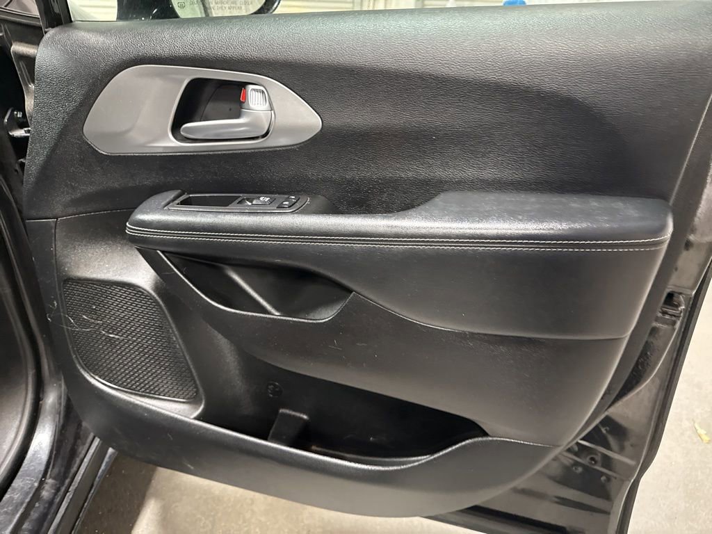 Used 2019 Chrysler Pacifica Touring Plus w/ S Appearance Package image 10