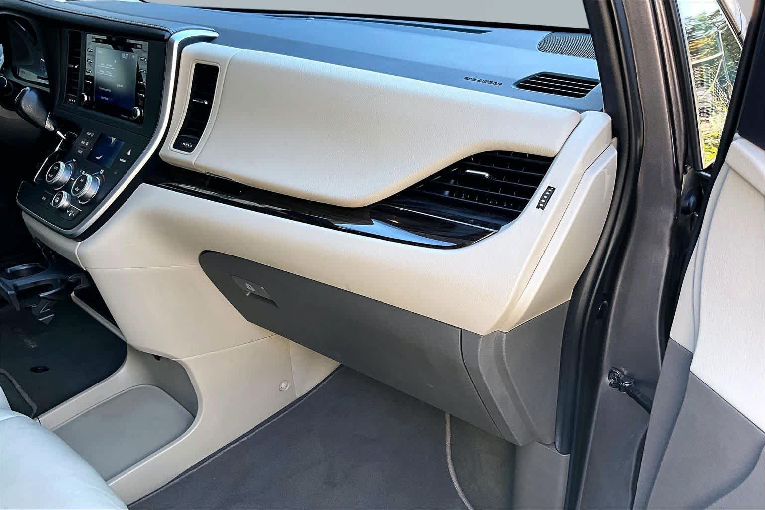 Used 2020 Toyota Sienna XLE FWD image 19