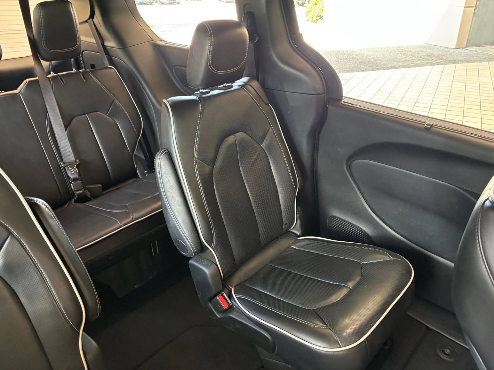 Used 2025 Chrysler Pacifica Limited FWD image 42