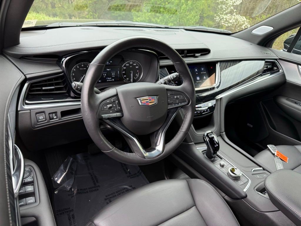 Certified 2024 Cadillac XT6 Premium Luxury w/ LPO, Floor Liner Package AWD/4WD image 4