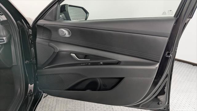 Used 2025 Hyundai Elantra SE FWD image 22