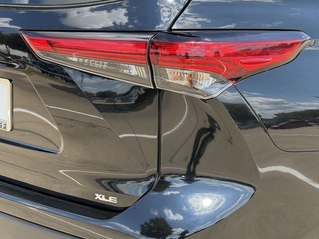 Used 2023 Toyota Highlander XLE FWD image 6