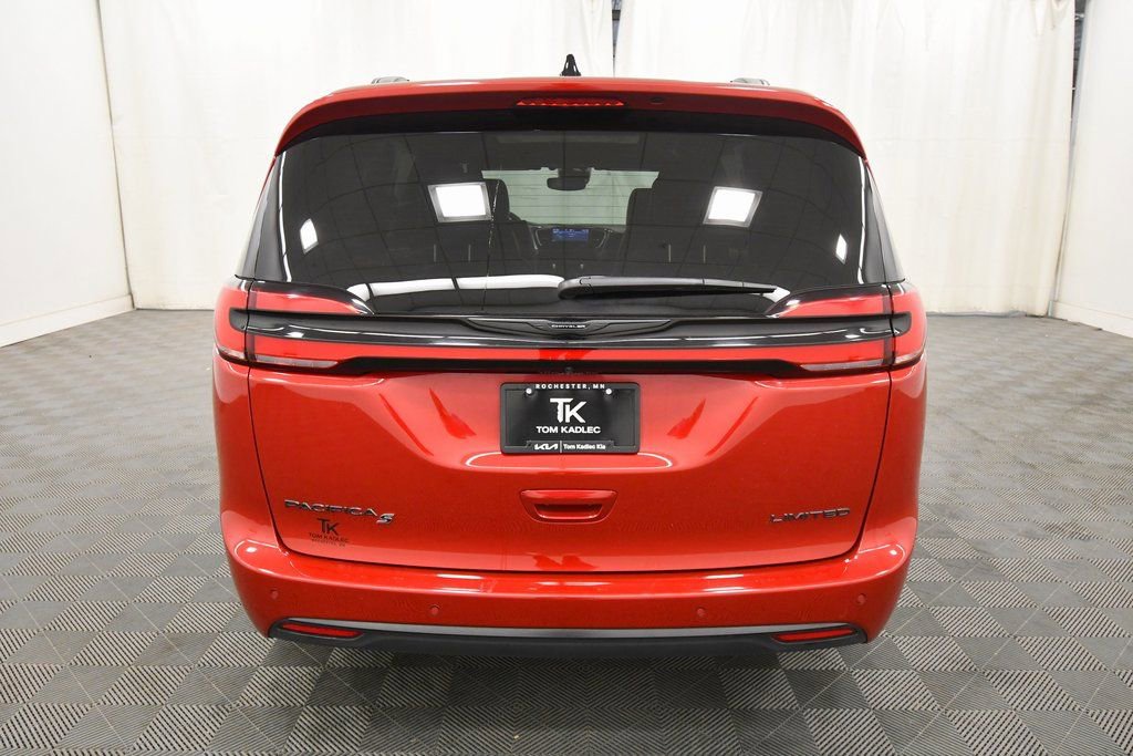 Used 2025 Chrysler Pacifica Limited image 6