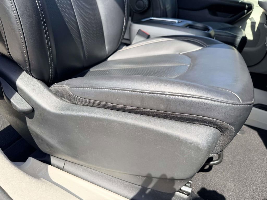 Used 2023 Chrysler Pacifica Touring-L image 13