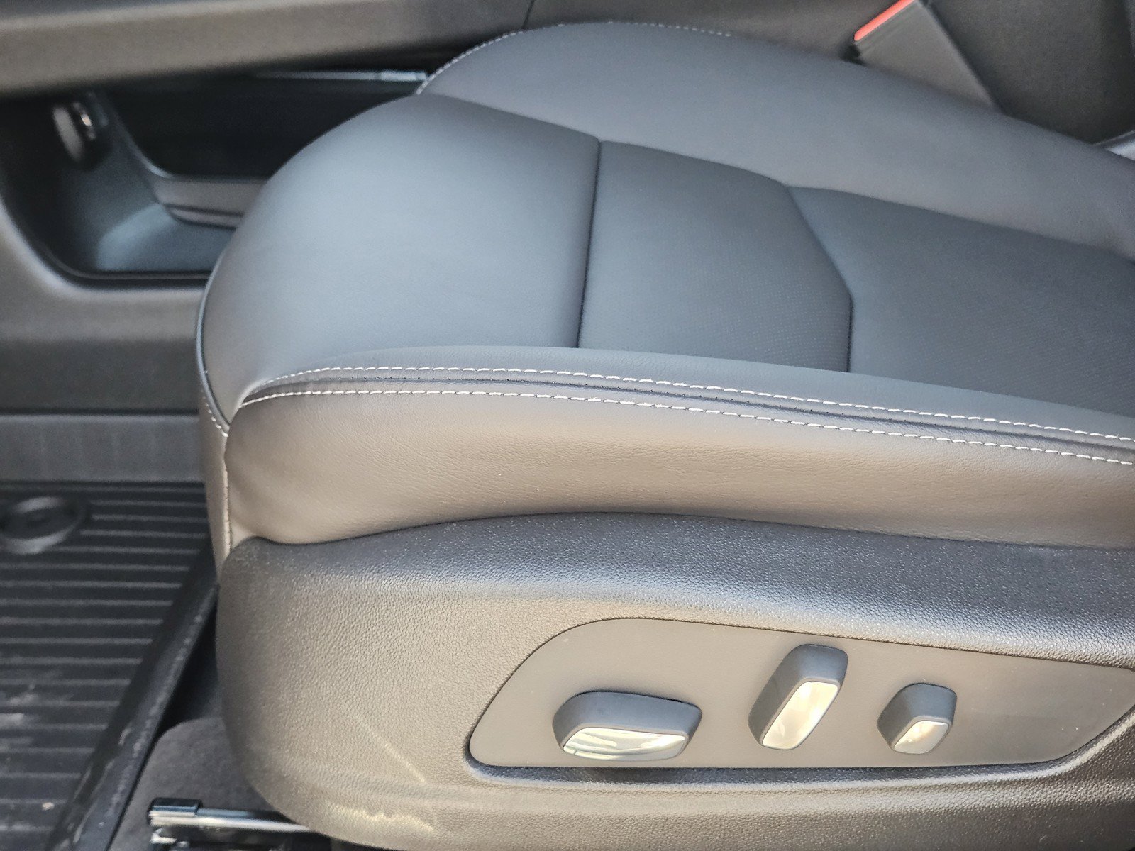 New 2026 Cadillac XT5 Premium Luxury w/ LPO, Floor Liner Package FWD image 17