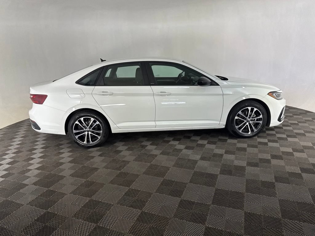 Used 2025 Volkswagen Jetta Sport FWD image 4