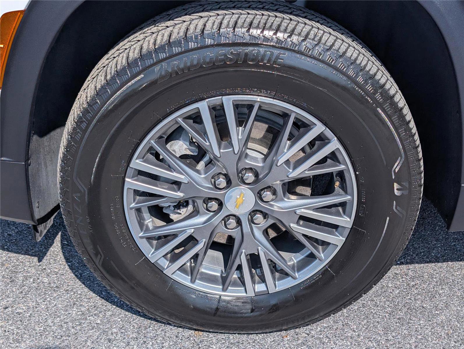 Used 2025 Chevrolet Traverse LT image 10