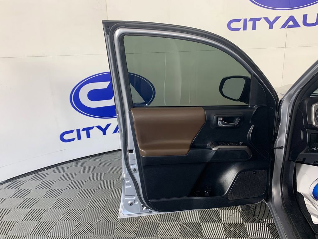 Used 2016 Toyota Tacoma Limited w/ Towing Package image 14