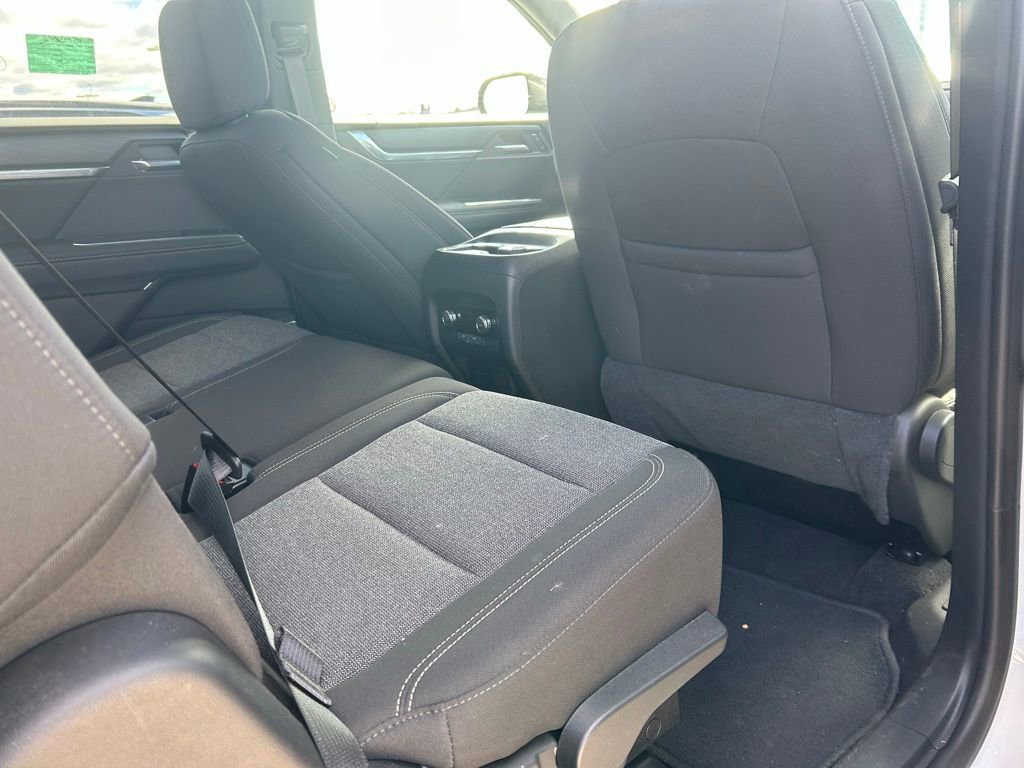 Used 2025 GMC Acadia Elevation image 11