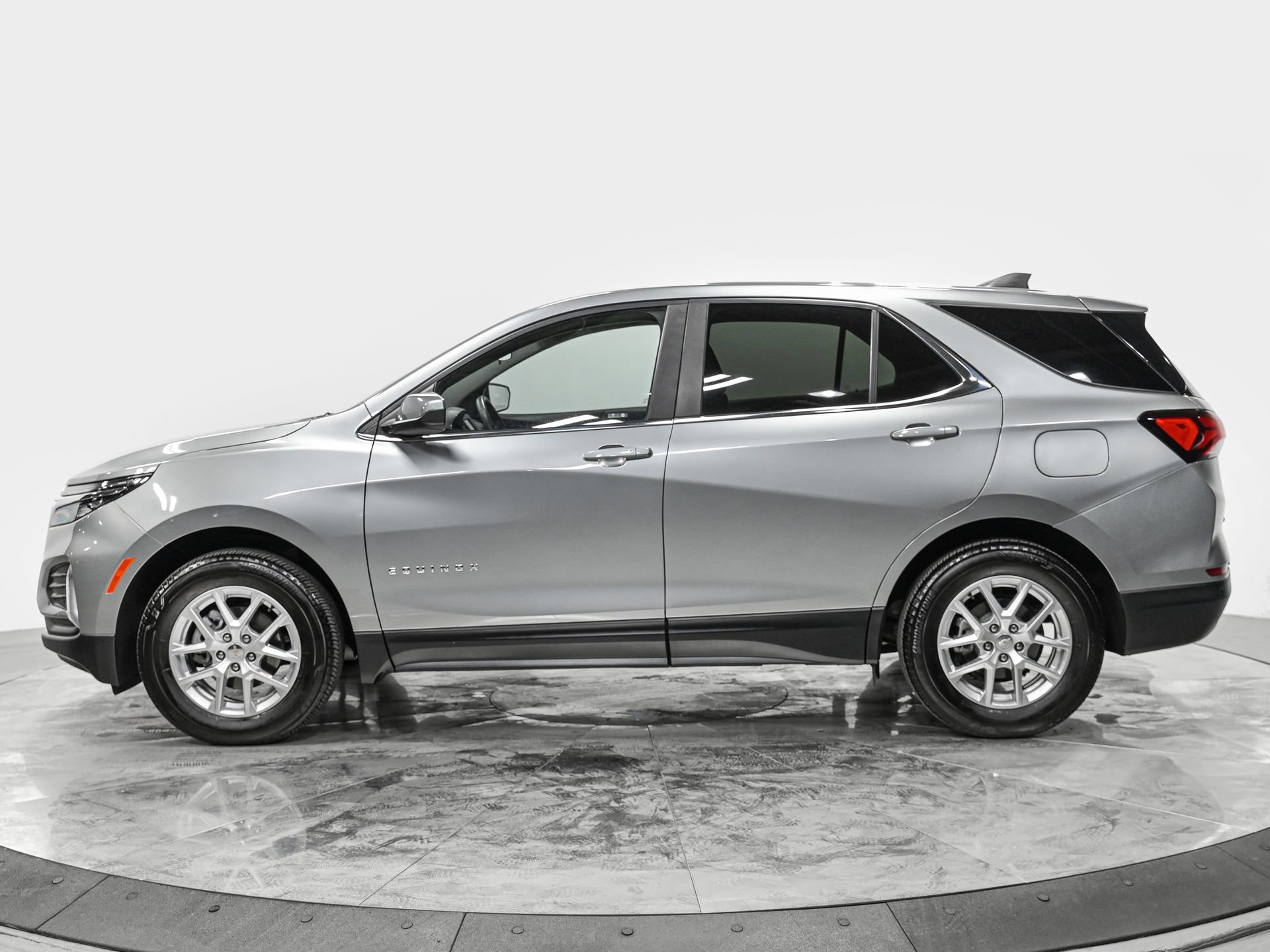 Used 2023 Chevrolet Equinox LT AWD/4WD image 2