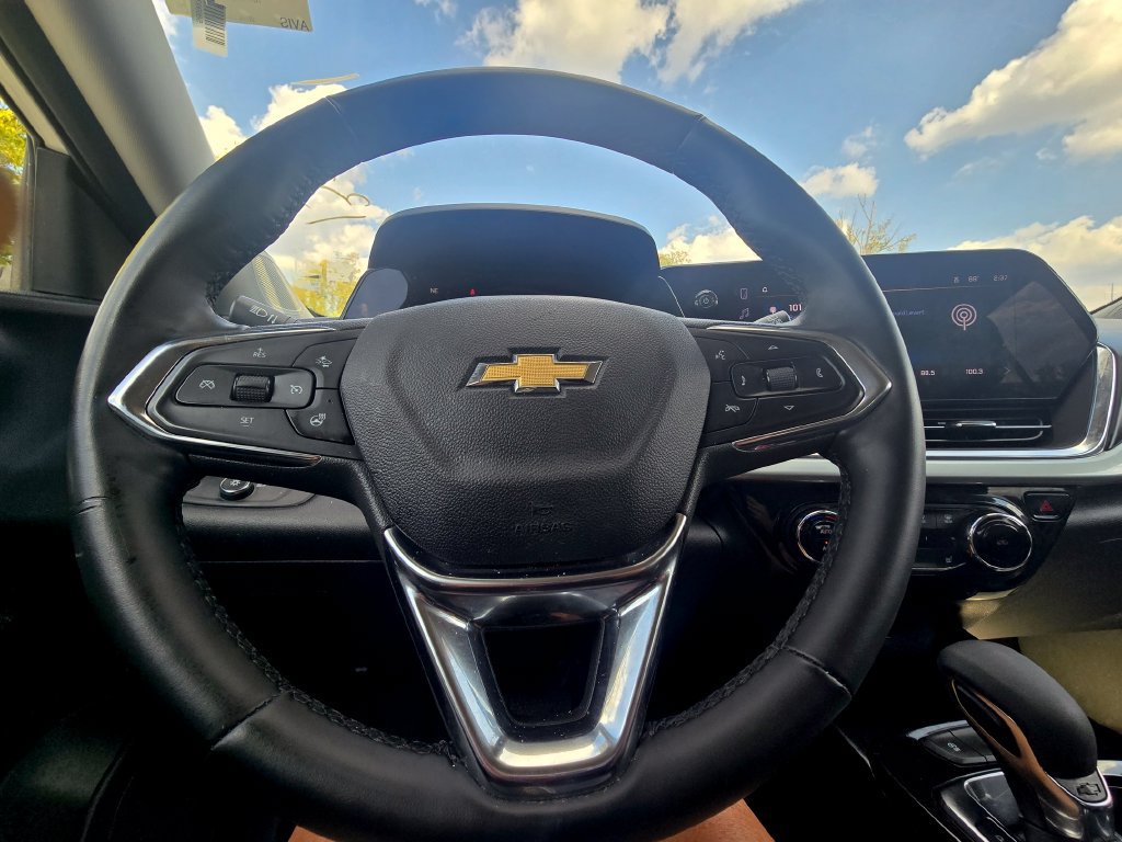 Used 2025 Chevrolet Trax LT w/ LT Convenience Package FWD image 25