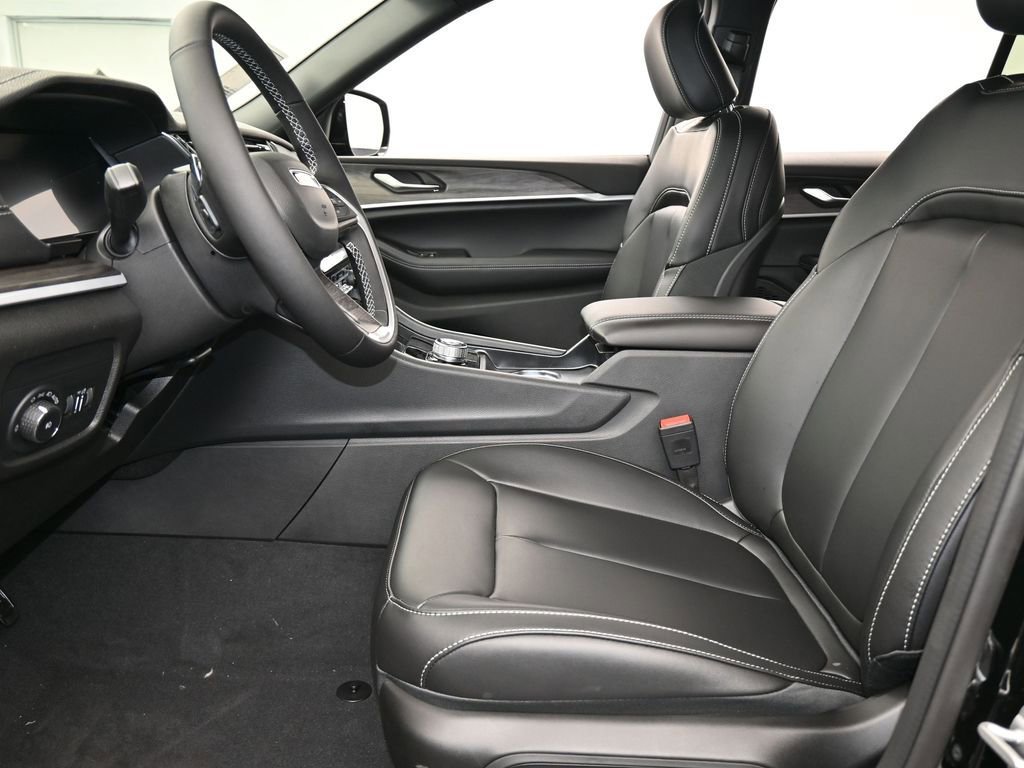 Used 2025 Jeep Grand Cherokee Limited image 11