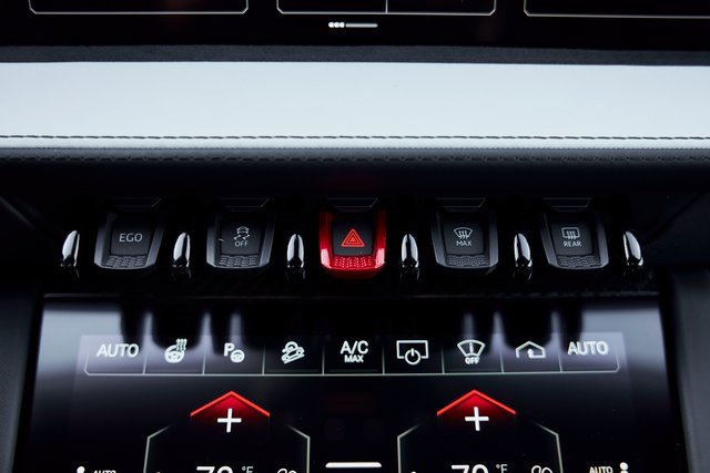 Used 2025 Lamborghini Urus SE image 71