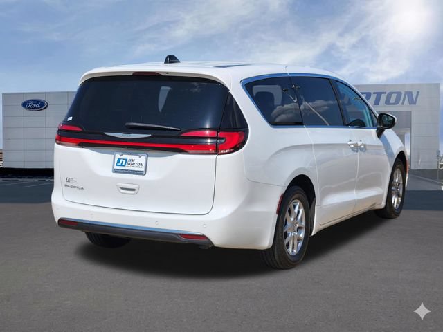 Used 2023 Chrysler Pacifica Touring-L FWD image 7