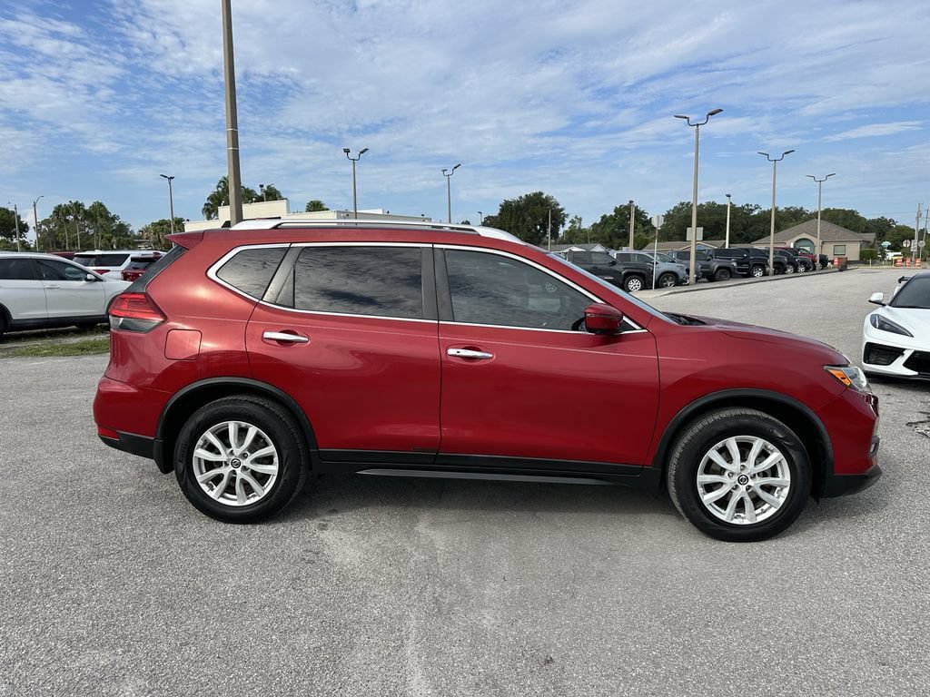 Used 2017 Nissan Rogue SV w/ SV Premium Package FWD image 4