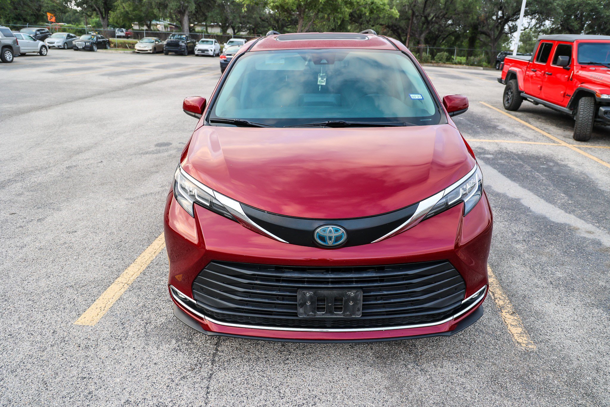 Used 2021 Toyota Sienna XLE FWD image 4