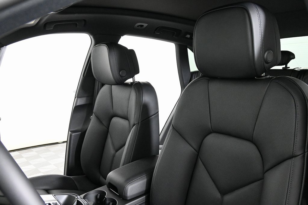 Certified 2025 Porsche Macan image 5