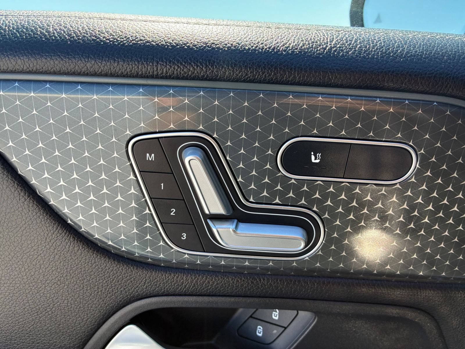 Used 2025 Mercedes-Benz GLB 250 4MATIC image 23