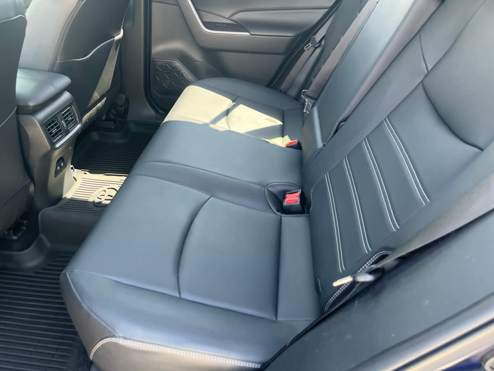 Used 2021 Toyota RAV4 XLE Premium image 30