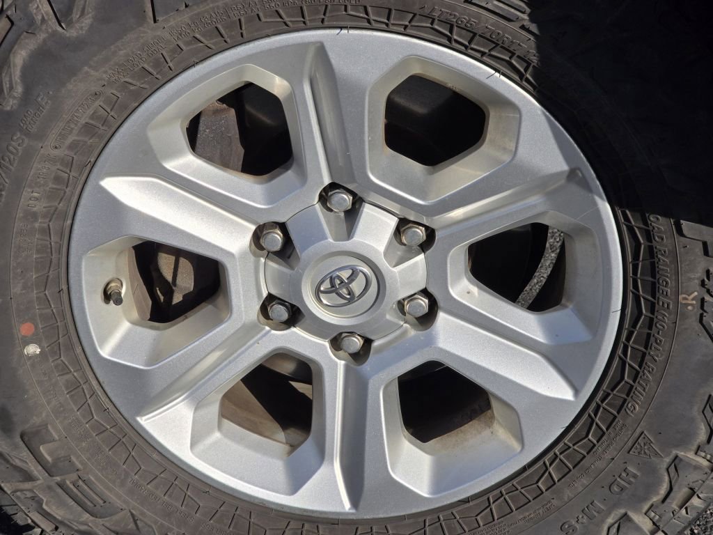 Used 2018 Toyota 4Runner SR5 AWD/4WD image 23