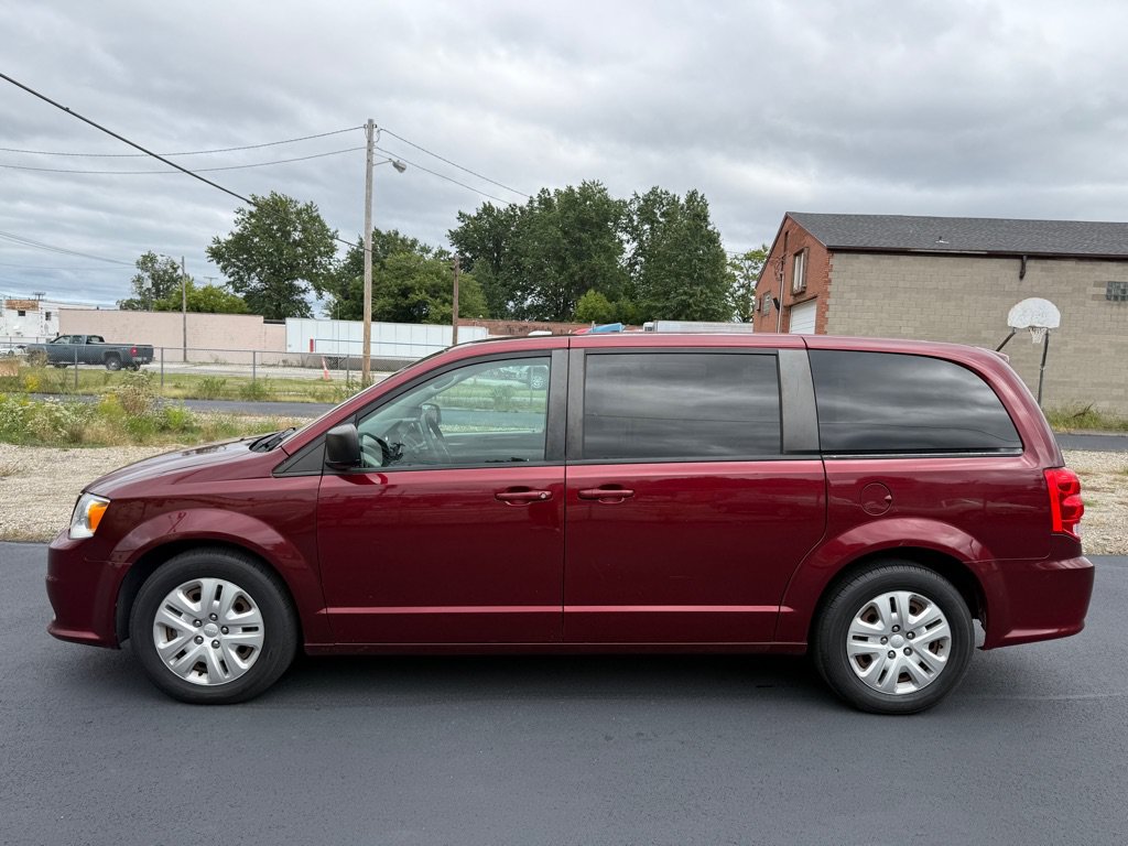 Used 2018 Dodge Grand Caravan SE FWD image 2