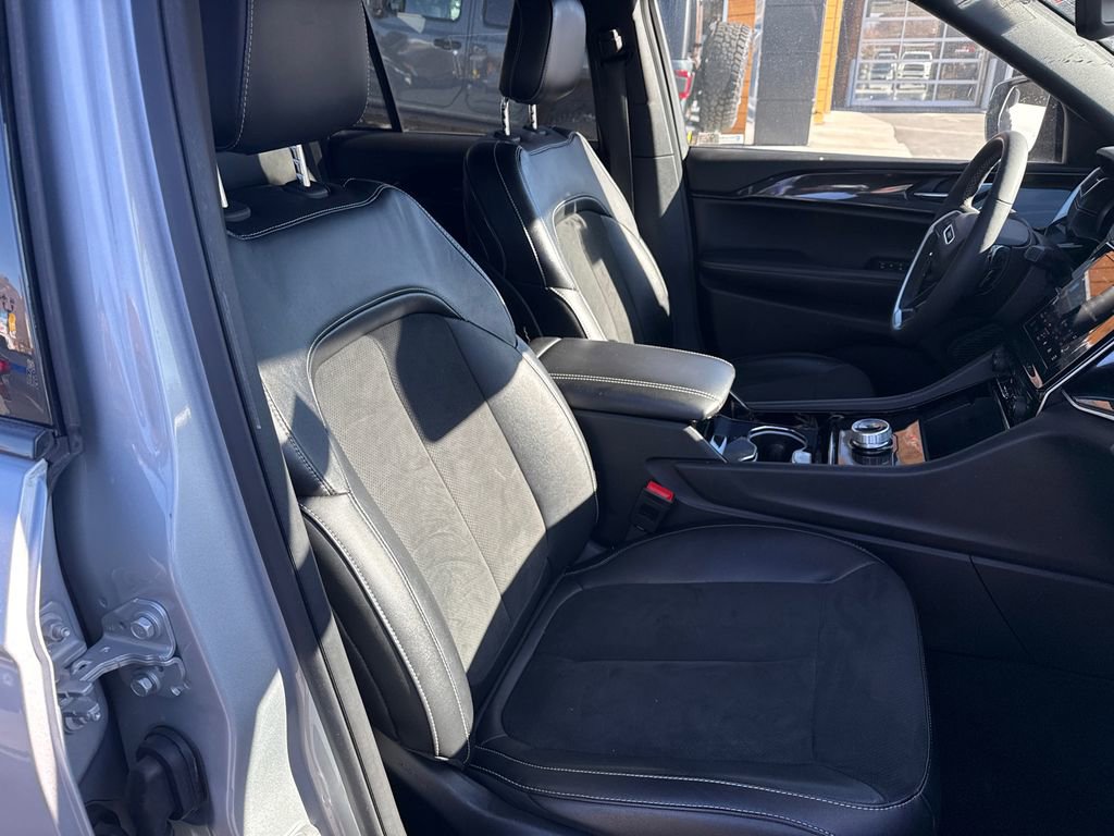 Used 2023 Jeep Grand Cherokee Altitude image 15