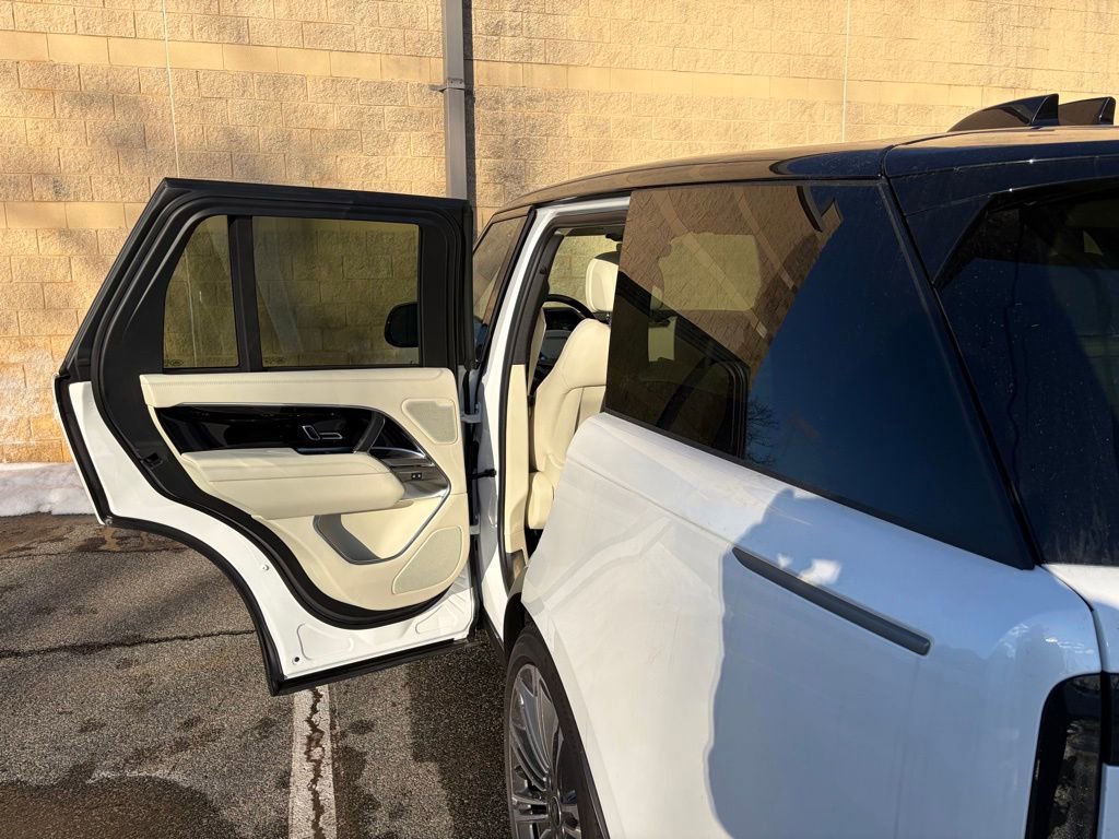New 2025 Land Rover Range Rover SE image 11