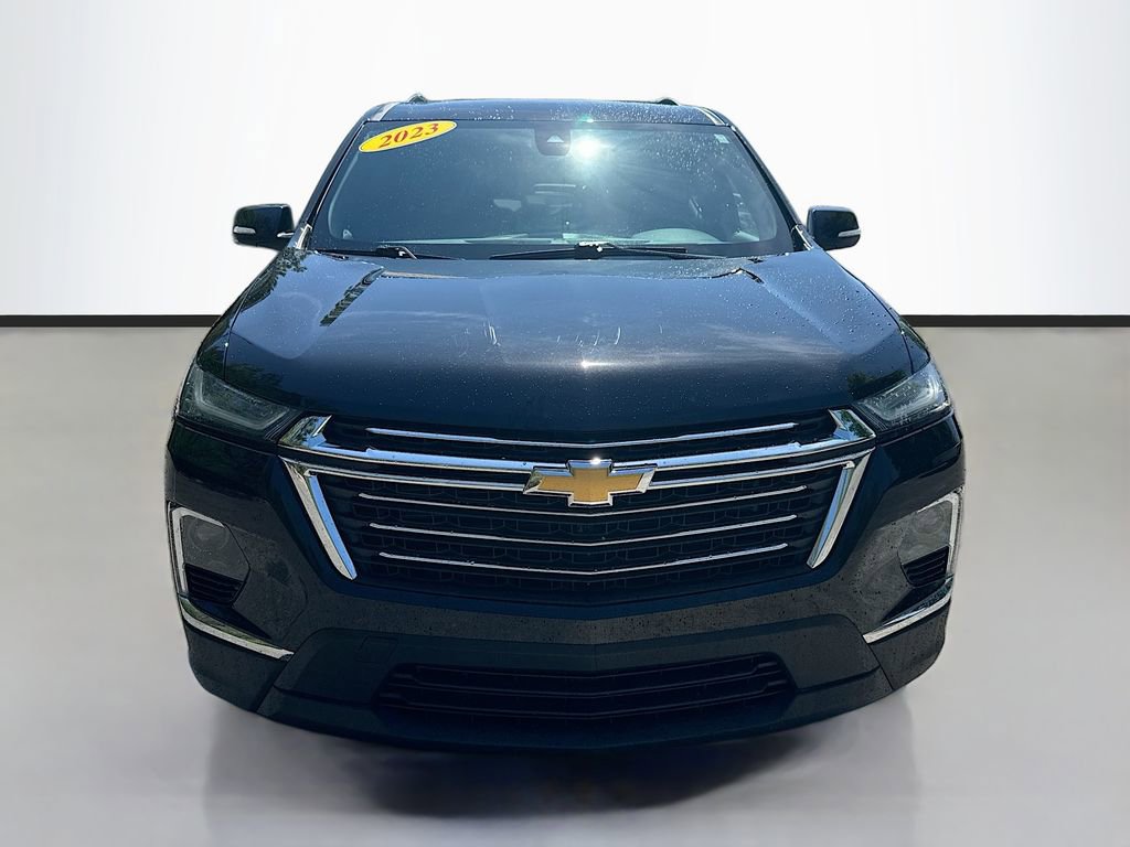 Used 2023 Chevrolet Traverse LT FWD image 2