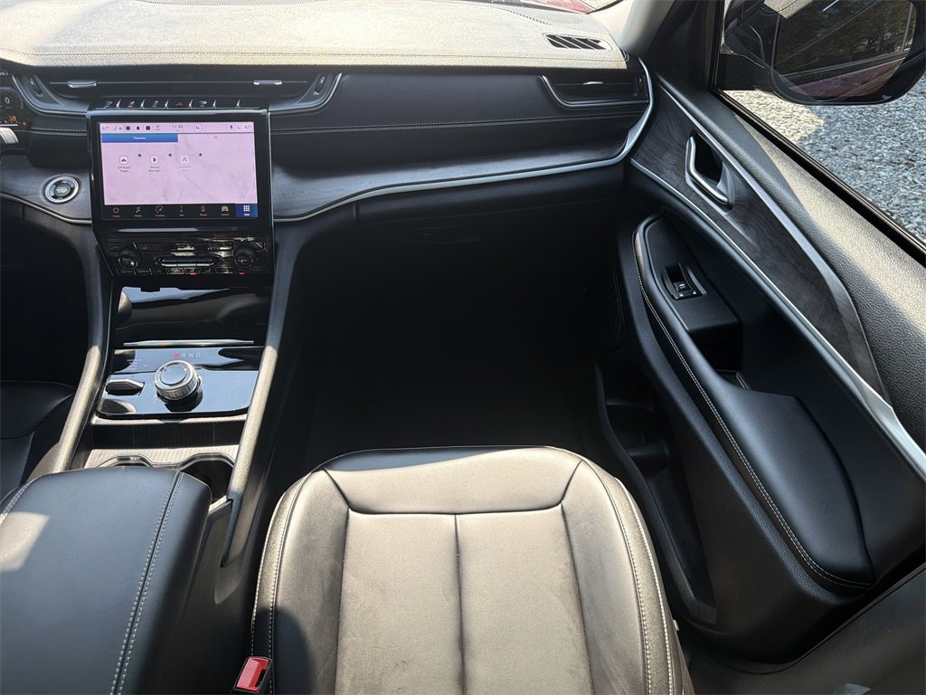 Used 2024 Jeep Grand Cherokee Limited w/ Black Appearance Package image 17