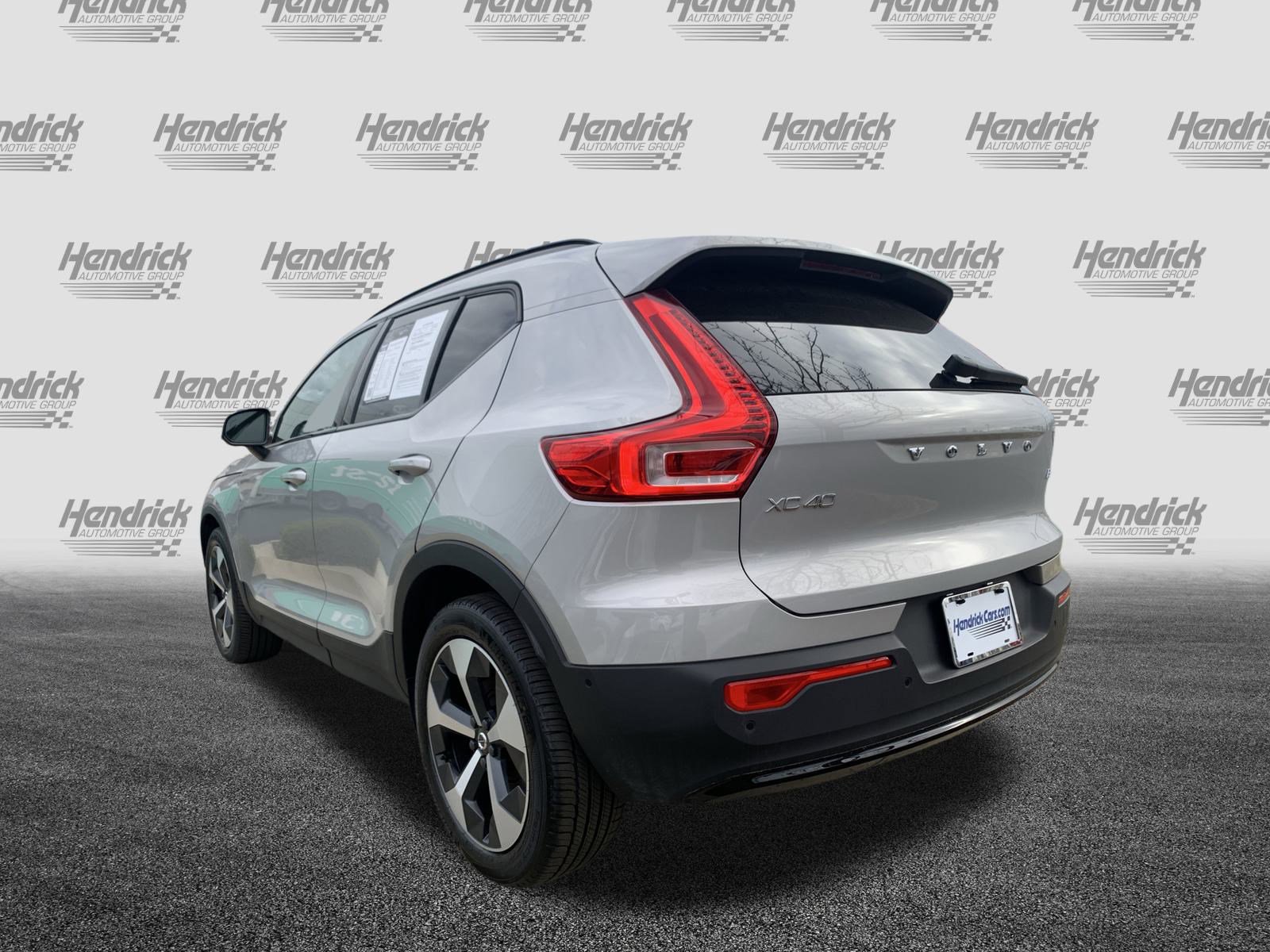 Used 2025 Volvo XC40 B5 Plus image 8