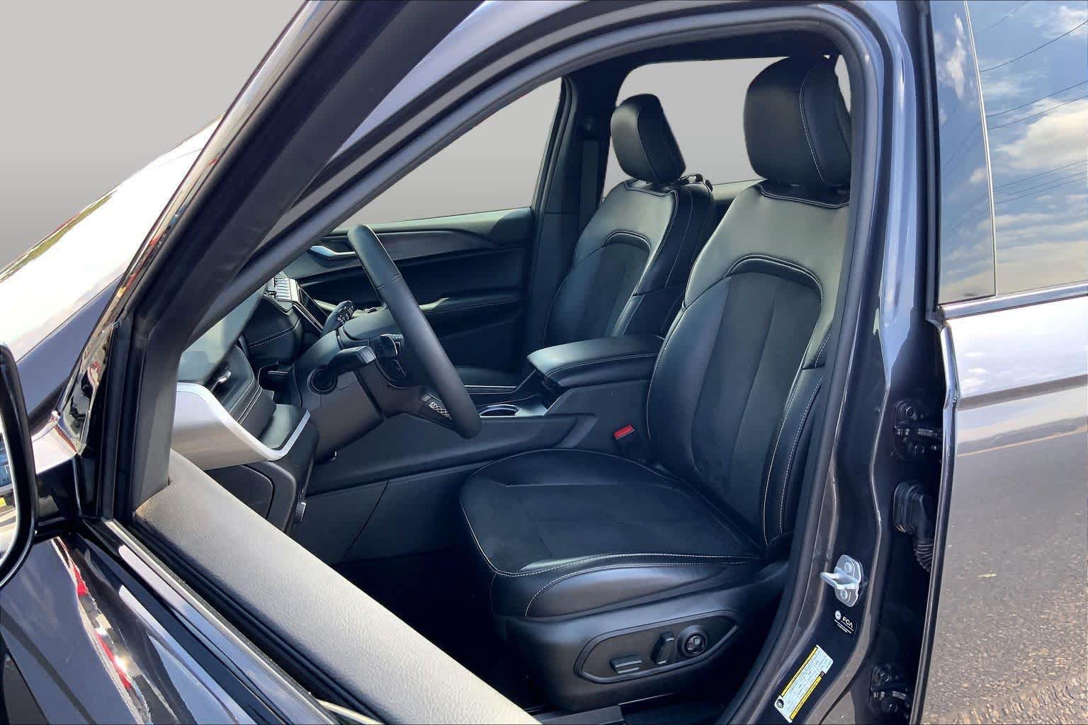 Used 2025 Jeep Grand Cherokee L Laredo AWD/4WD image 8
