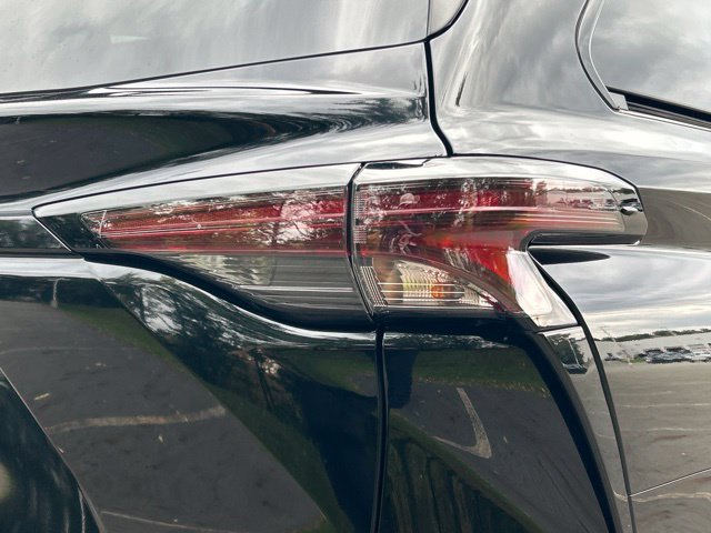 Used 2025 Toyota Sienna XLE Woodland Edition AWD/4WD image 11