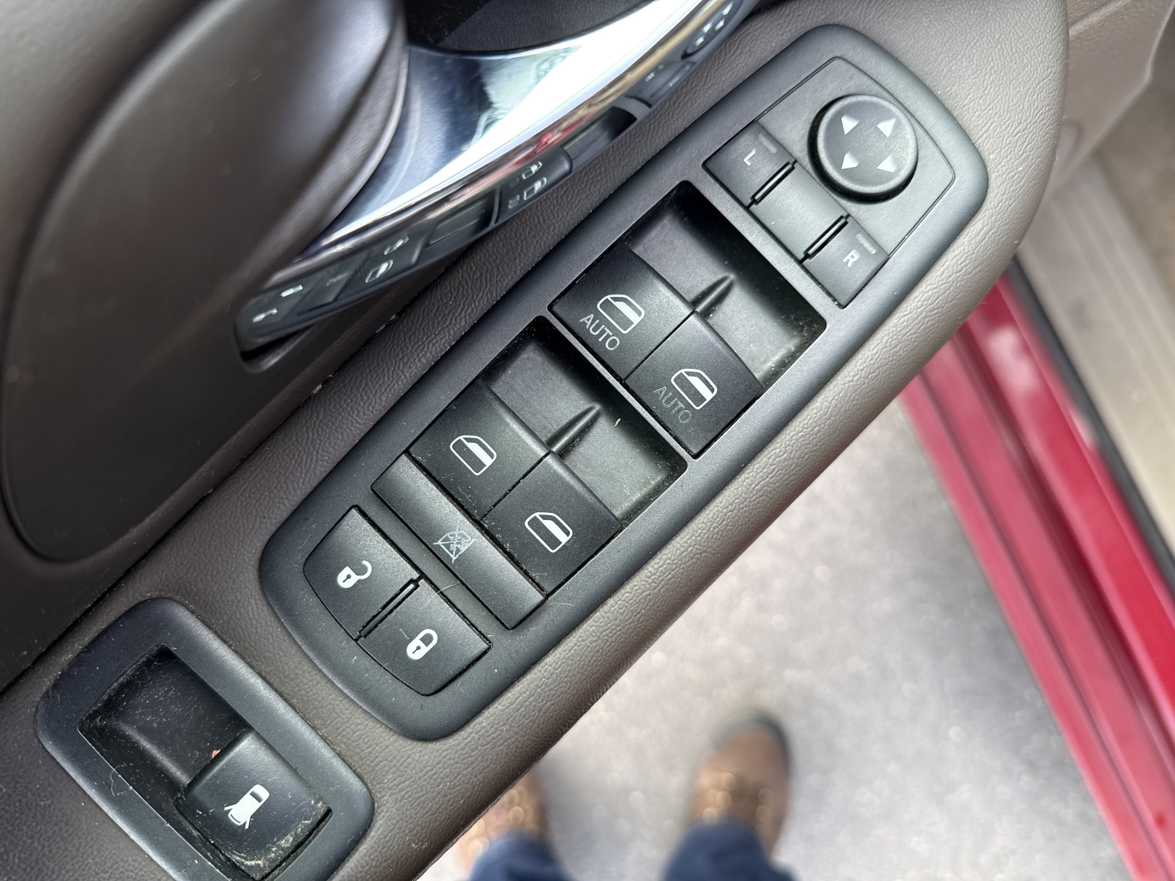 Used 2013 Chrysler Town & Country Touring image 17
