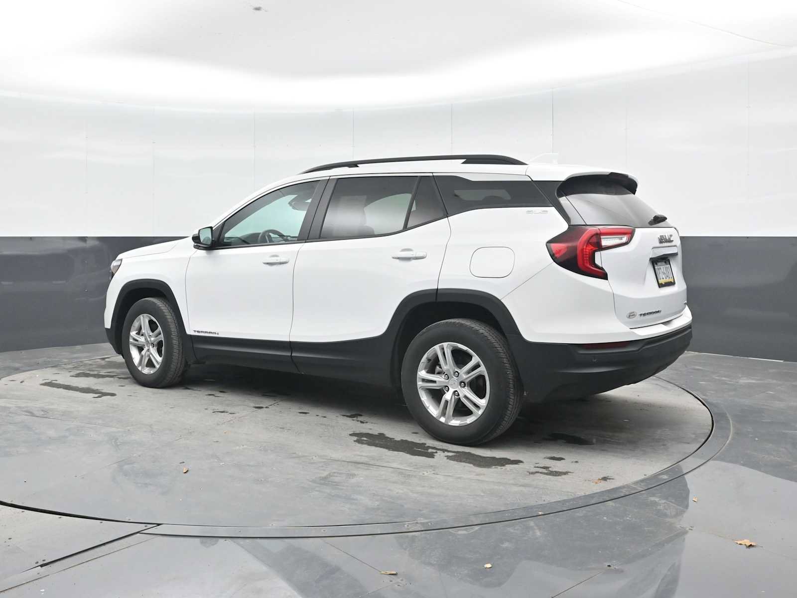 Used 2023 GMC Terrain SLE w/ Driver Convenience Package AWD/4WD image 2
