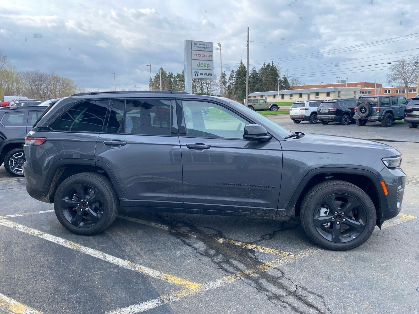 Used 2025 Jeep Grand Cherokee Limited w/ Luxury Tech Group II AWD/4WD image 6