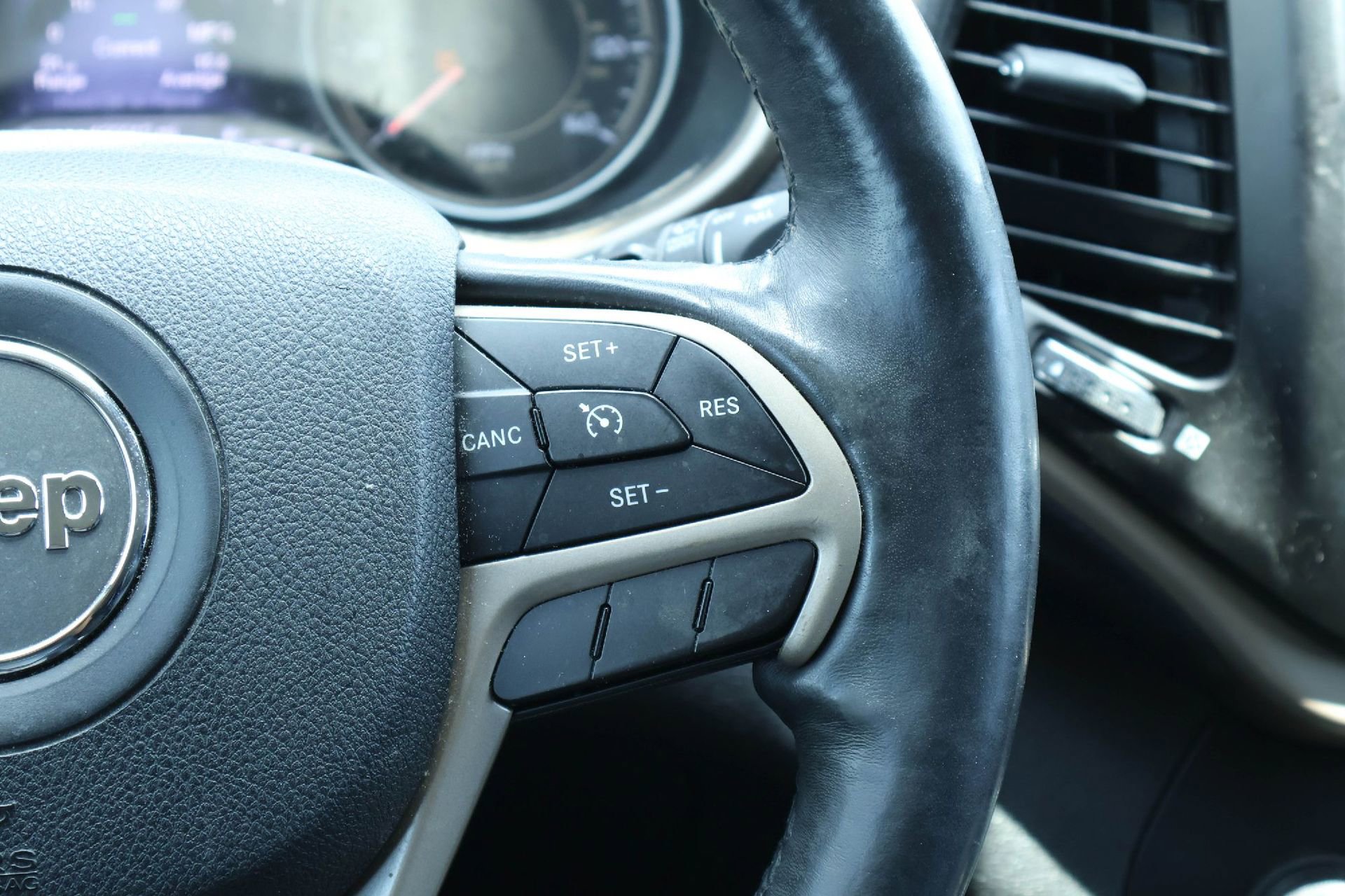 Used 2014 Jeep Cherokee Limited FWD image 23