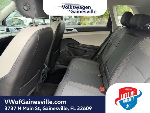 Used 2025 Volkswagen Taos SE FWD image 11