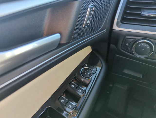 Used 2016 Ford Edge SEL w/ Equipment Group 201A FWD image 32