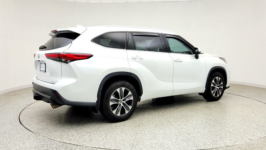 Used 2022 Toyota Highlander XLE AWD/4WD image 5