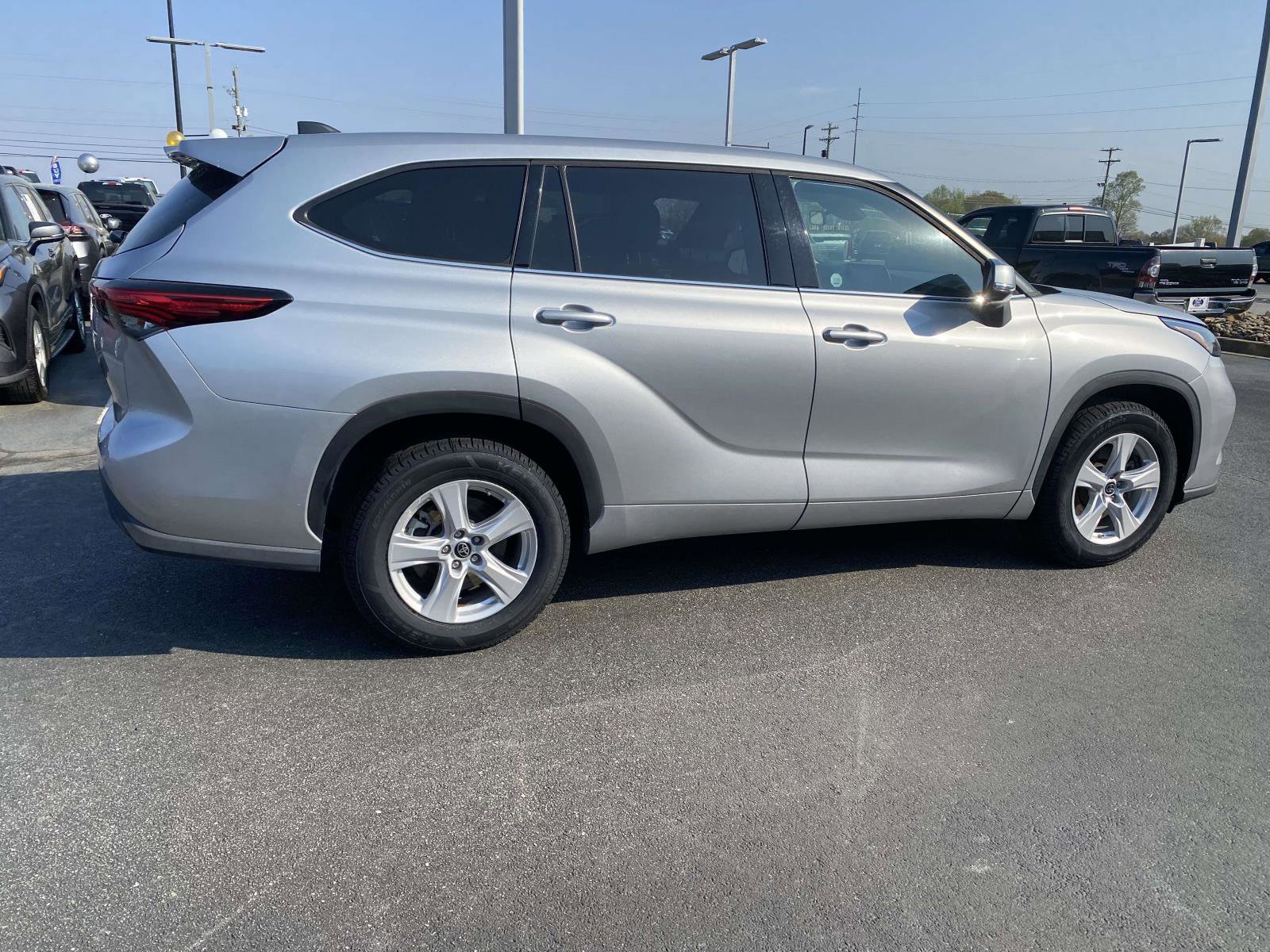 Used 2022 Toyota Highlander L FWD image 8