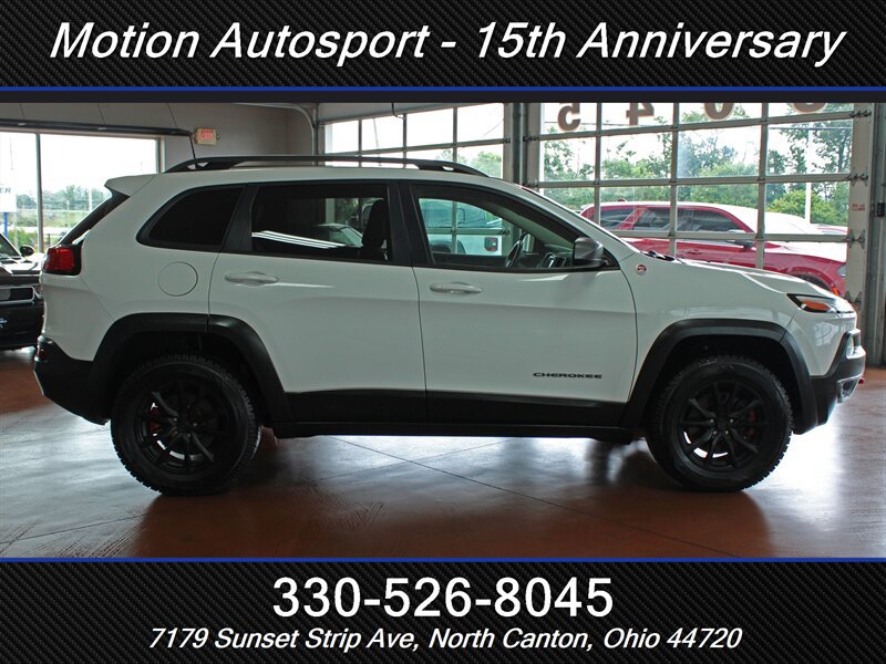 Used 2017 Jeep Cherokee Trailhawk AWD/4WD image 8