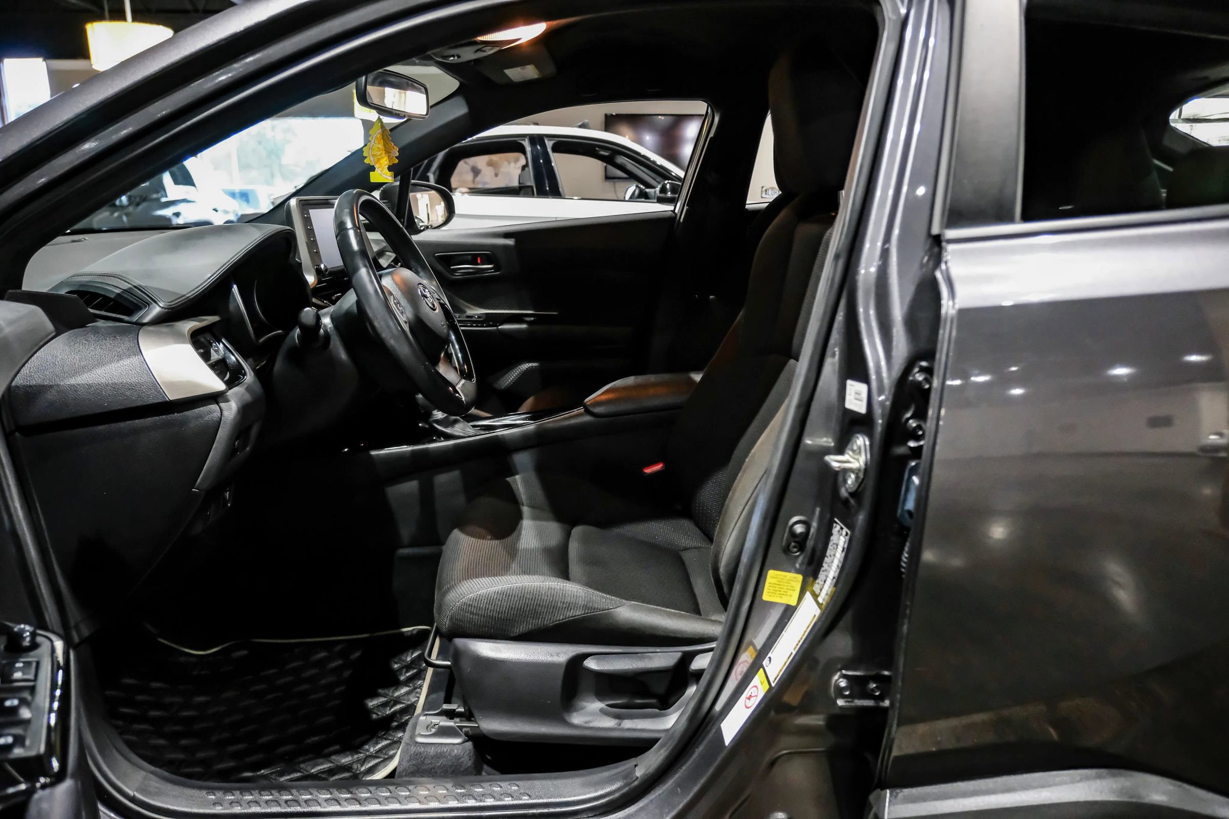 Used 2019 Toyota C-HR XLE FWD image 4
