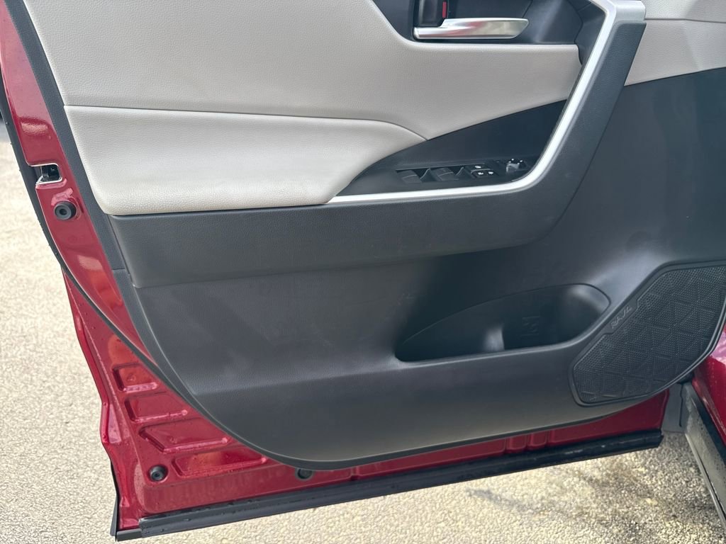 Used 2021 Toyota RAV4 XLE image 12