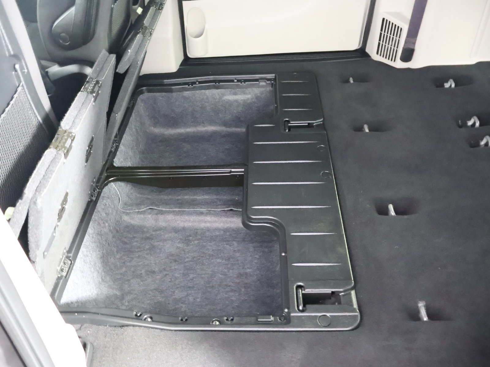 Used 2018 Dodge Grand Caravan SE FWD image 41