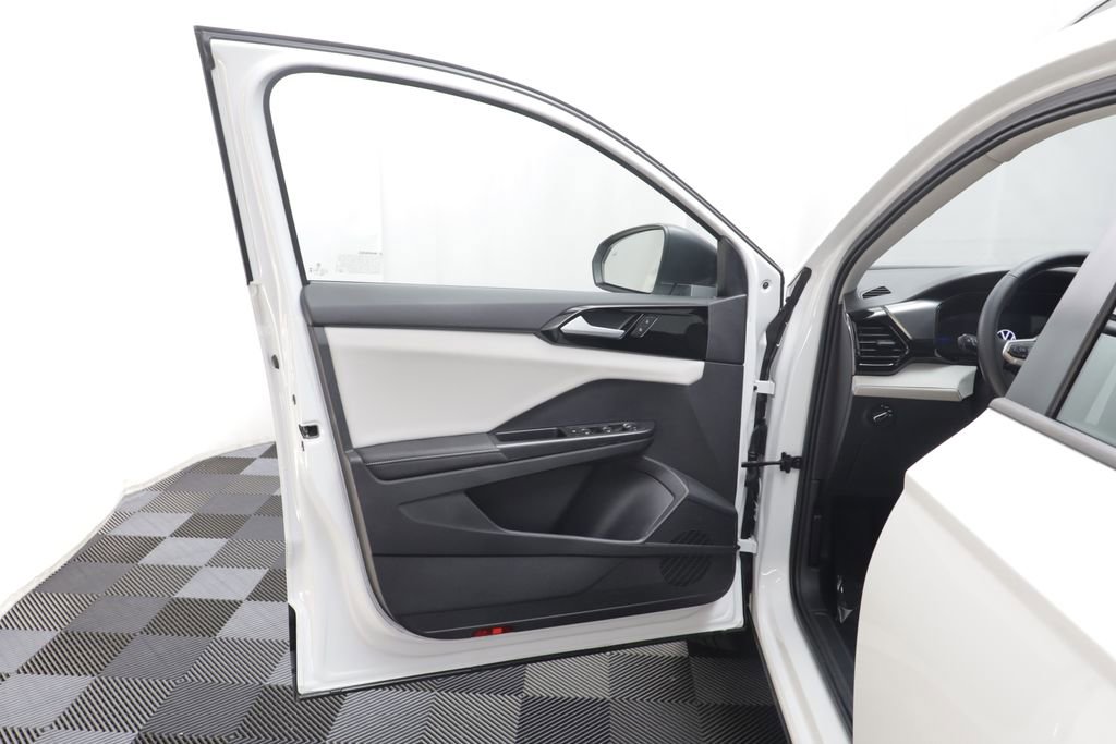 Used 2025 Volkswagen Taos S AWD/4WD image 5