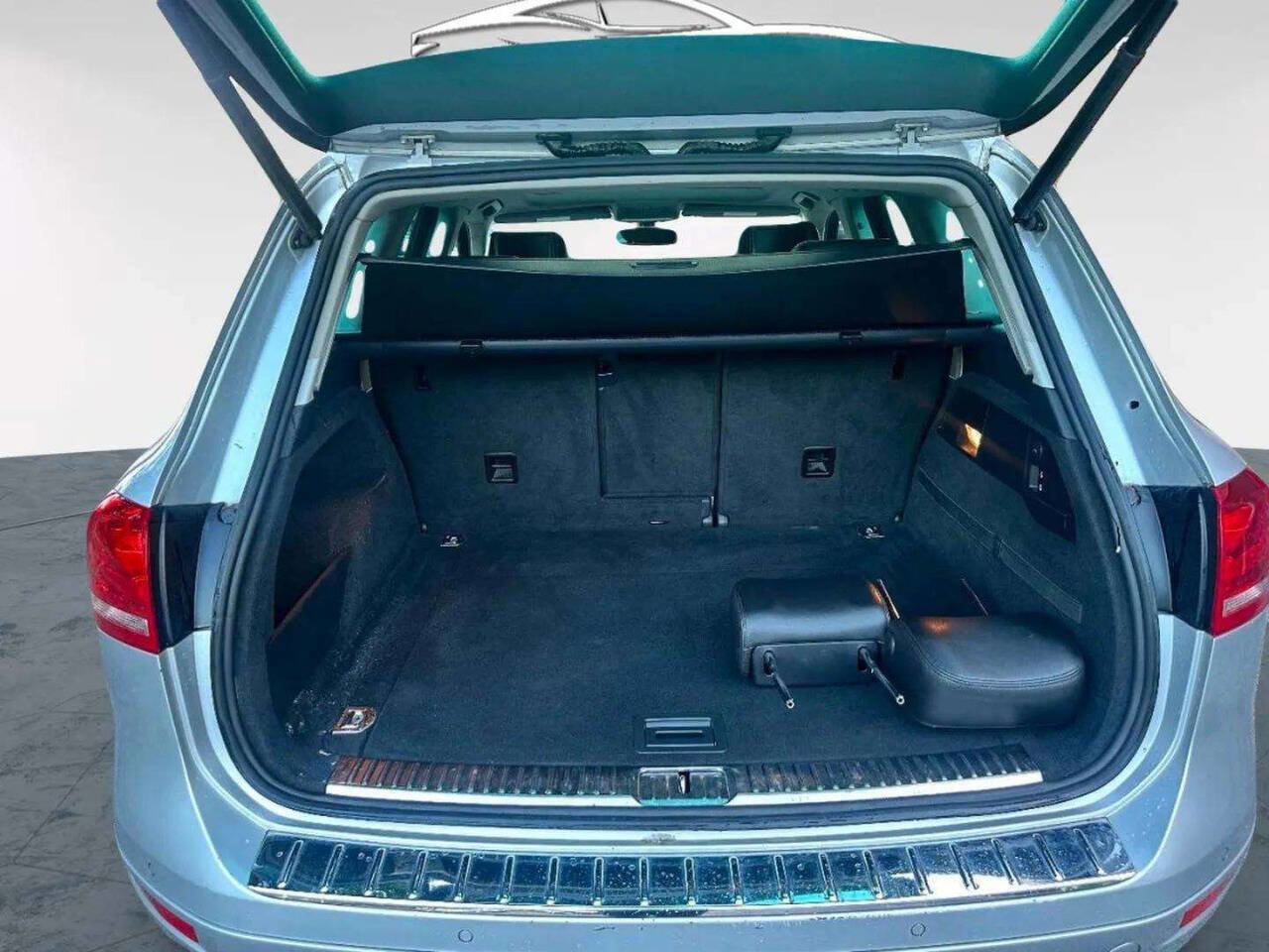 Used 2012 Volkswagen Touareg VR6 image 11