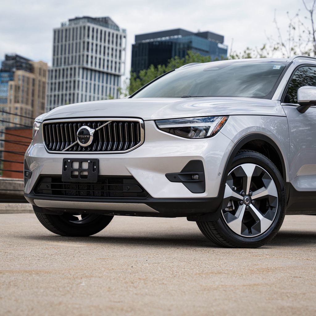 Certified 2025 Volvo XC40 B5 Plus image 2