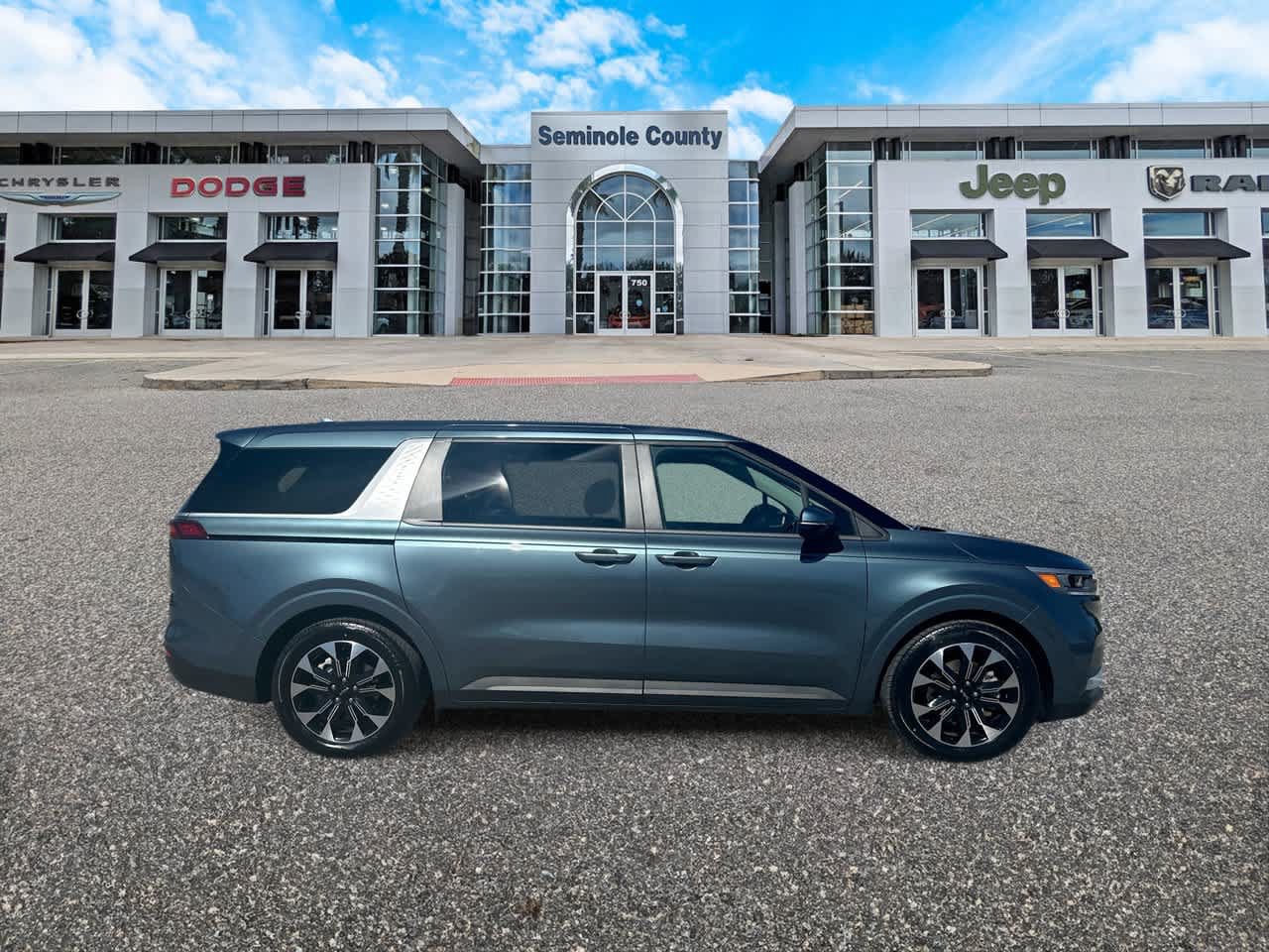 Used 2024 Kia Carnival EX FWD image 9