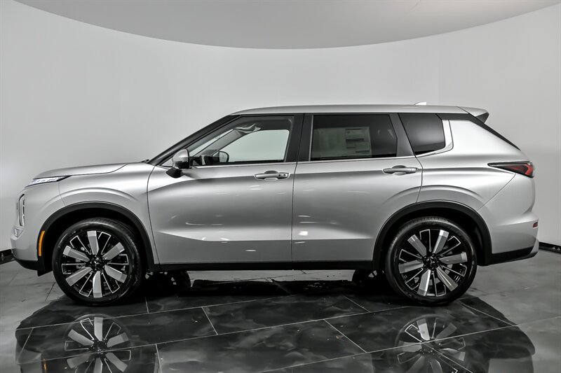 New 2025 Mitsubishi Outlander SE AWD/4WD image 6